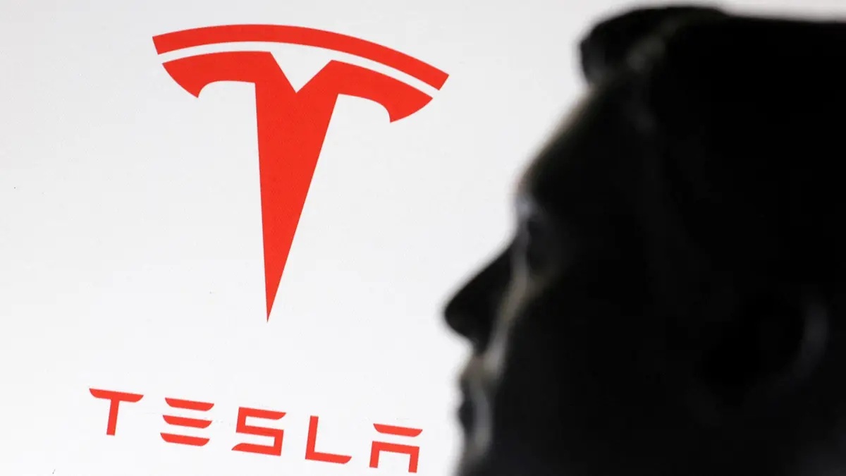 Uma miniatura impressa em 3D de Elon Musk e o logótipo da Tesla podem ser vistos nesta ilustração tirada a 23 de janeiro de 2025.