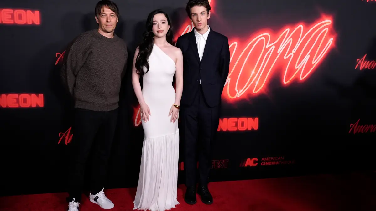 O realizador Sean Baker, a atriz Mikey Madison e o ator Mark Eydelshteyn, na estreia do filme 'Anora', em outubro de 2024.