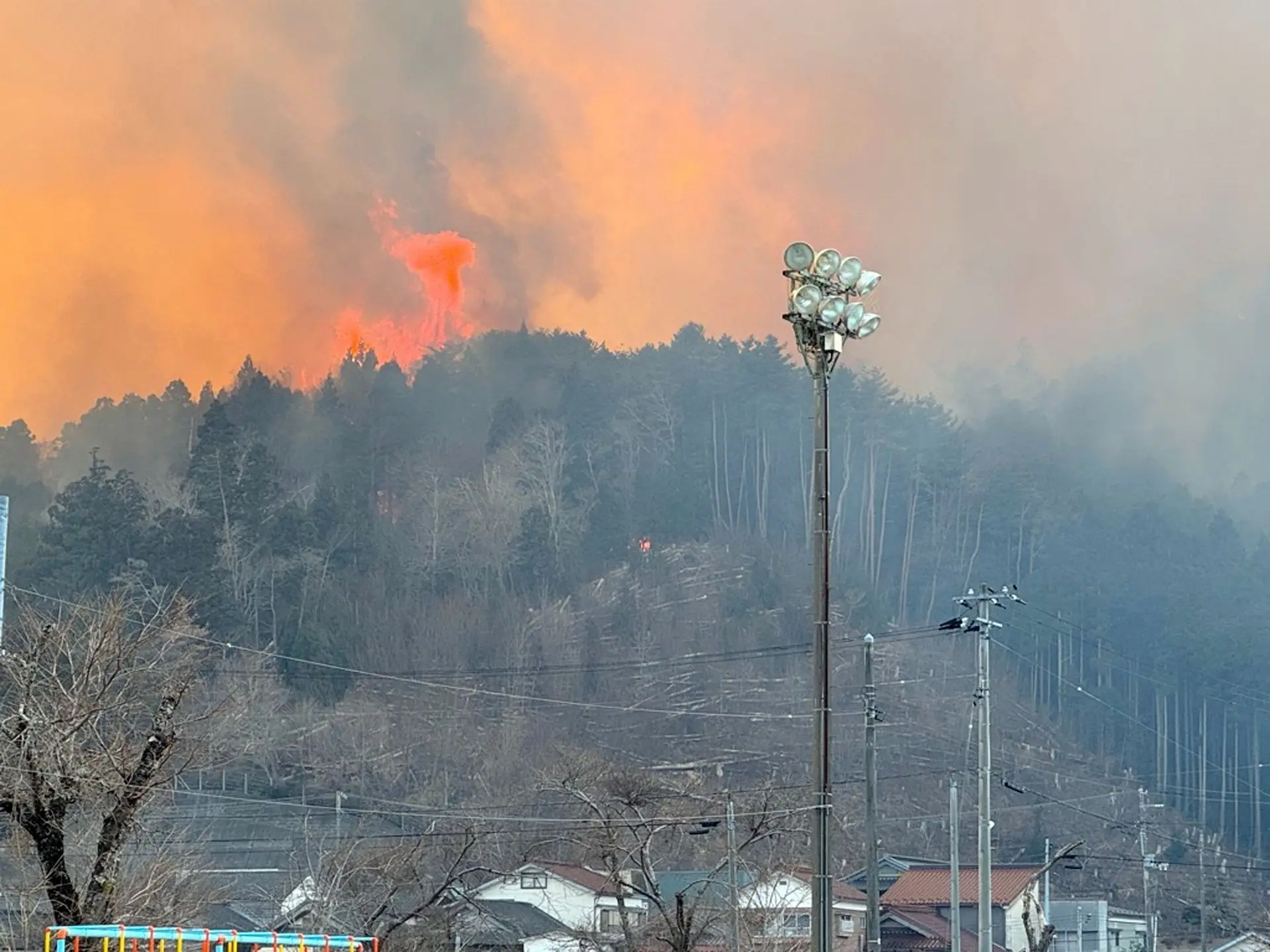 Um morto e 2.100 pessoas obrigadas a sair de casa devido a incêndio no Japão