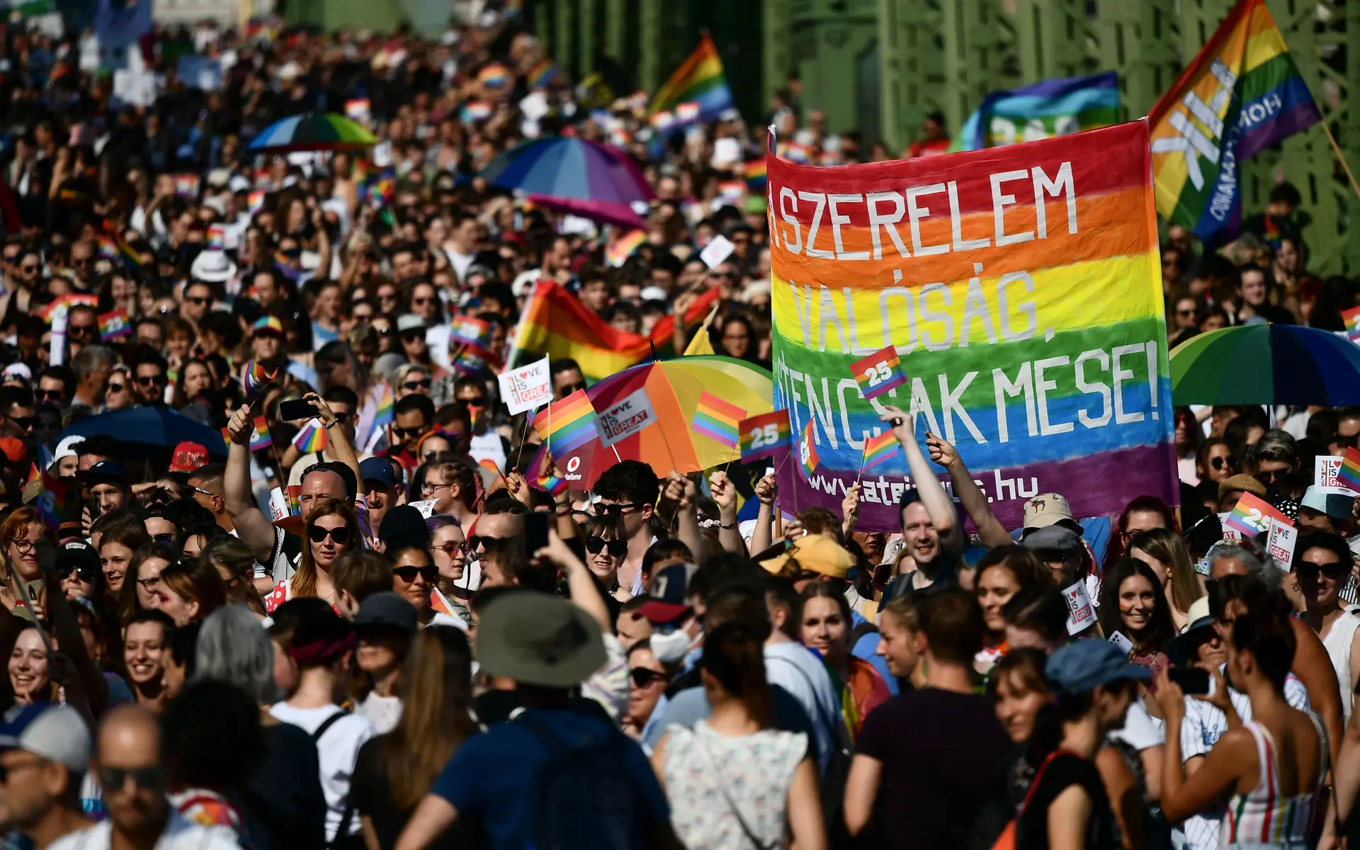 “Para proteger as crianças”: marcha do Orgulho LGBTQ+ na Hungria pode mudar para “espaço fechado”