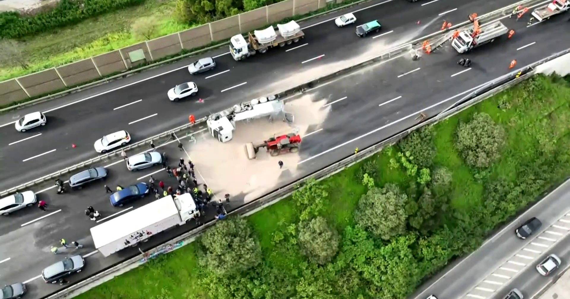 Major Traffic Disruption on A1 Due to Heavy Vehicle Accident in Alverca