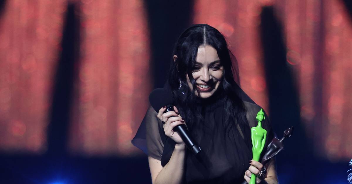 Cantora Charli XCX foi a grande vencedora dos BRIT Awards