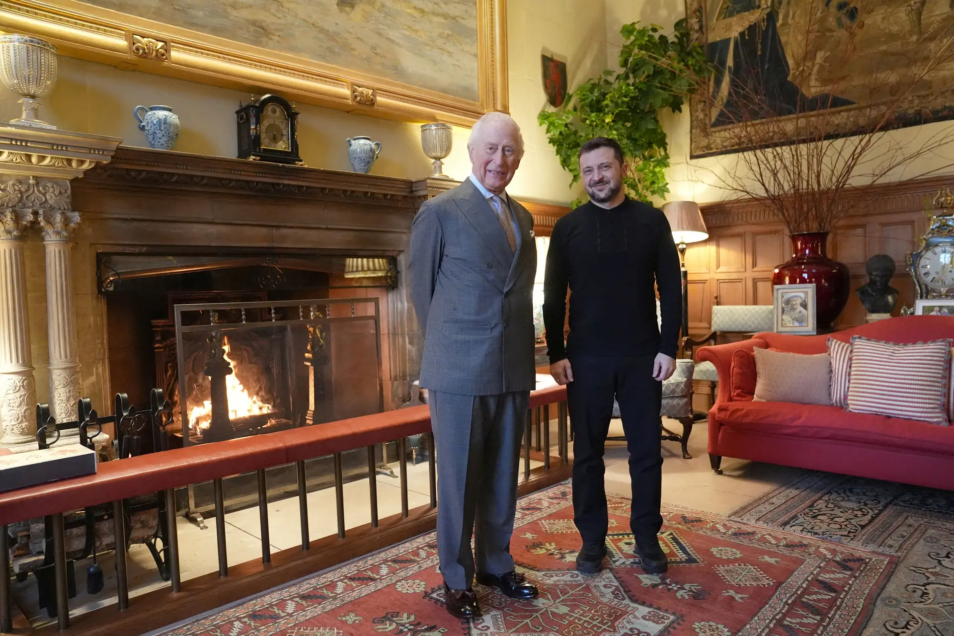 Zelensky recebido pelo rei Carlos III