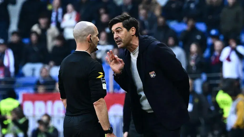 "Fiquei estupefacto": árbitro condena gesto de Paulo Fonseca
