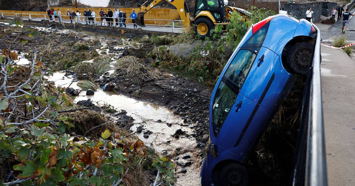 Chuva forte (durante horas) provoca caos nas Canárias e arrasta carros