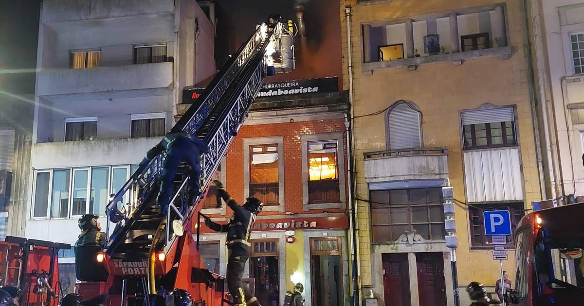 Incêndio consome churrasqueira na rotunda da Boavista, no Porto