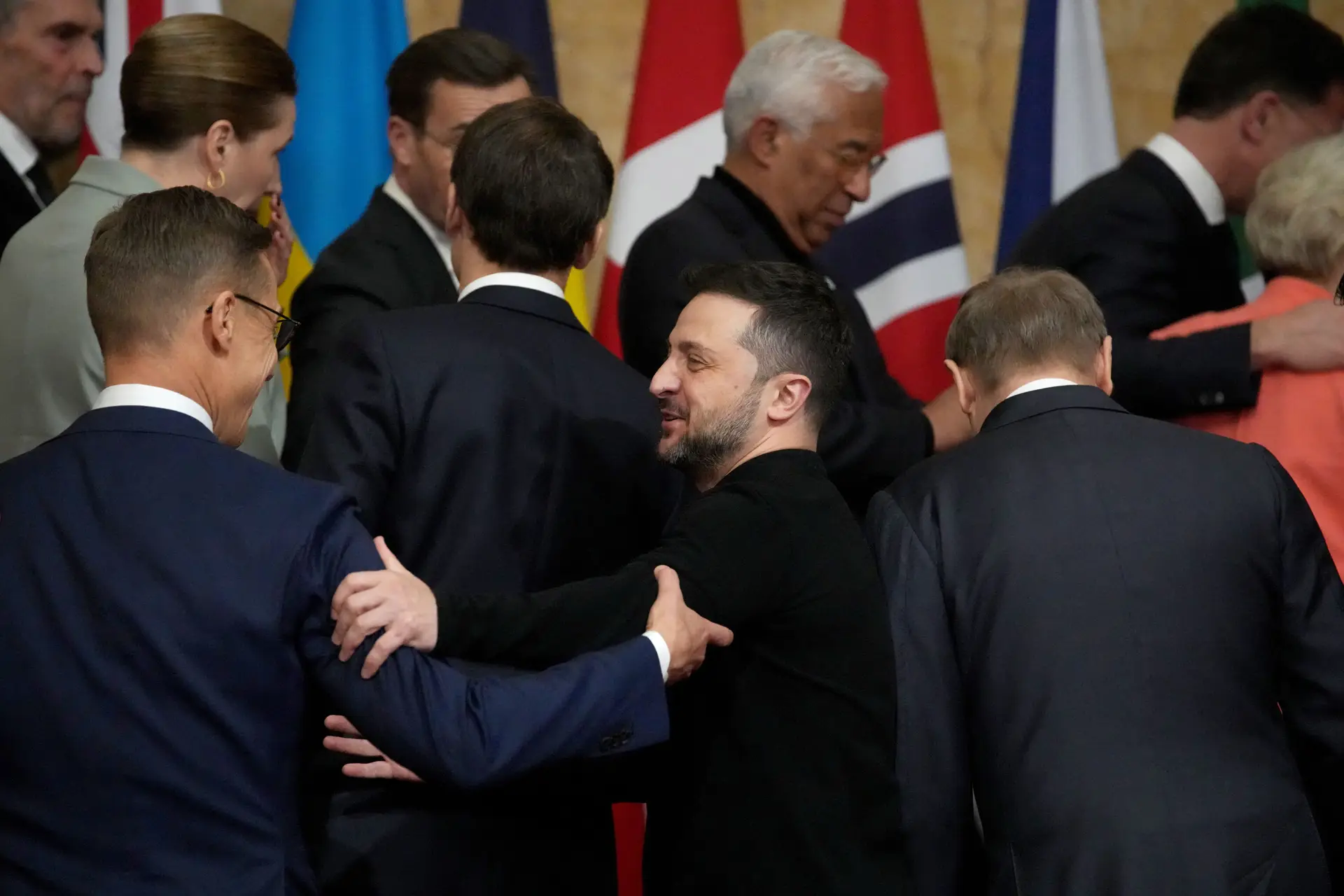 O Presidente da Finlândia, Alexander Stubb, e o homólogo da Ucrânia, Volodymyr Zelensky, durante uma cimeira informal, em Londres, para dar apoio à Ucrânia.