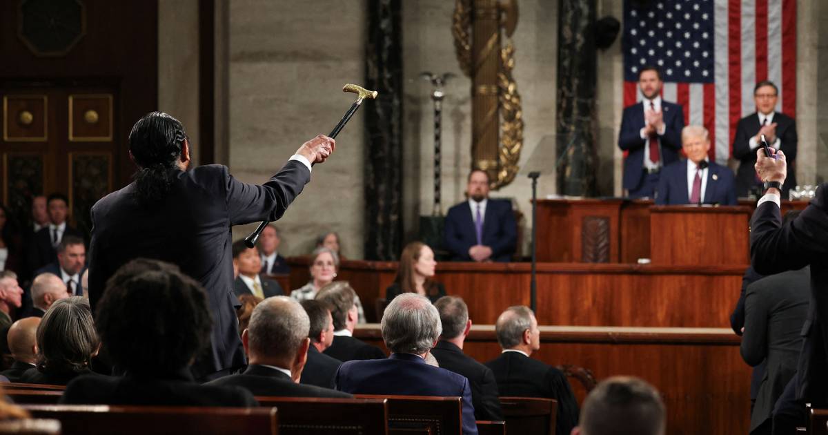 Congressista democrata expulso da Câmara dos Representantes após interromper Trump