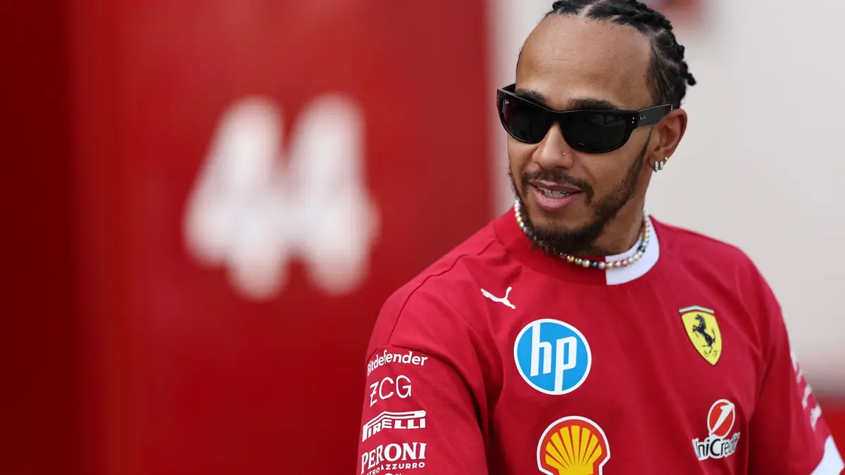 O piloto Lewis Hamilton, ao serviço na Ferrari, durante os testes pré-temporada no Circuito Internacional do Bahrein. 