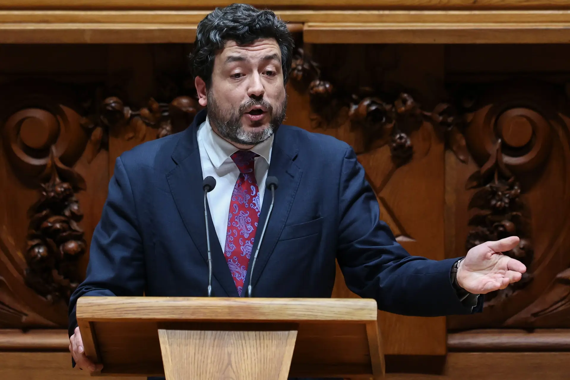 Carlos César propõe Pedro Delgado Alves para liderança parlamentar do PS de forma interina