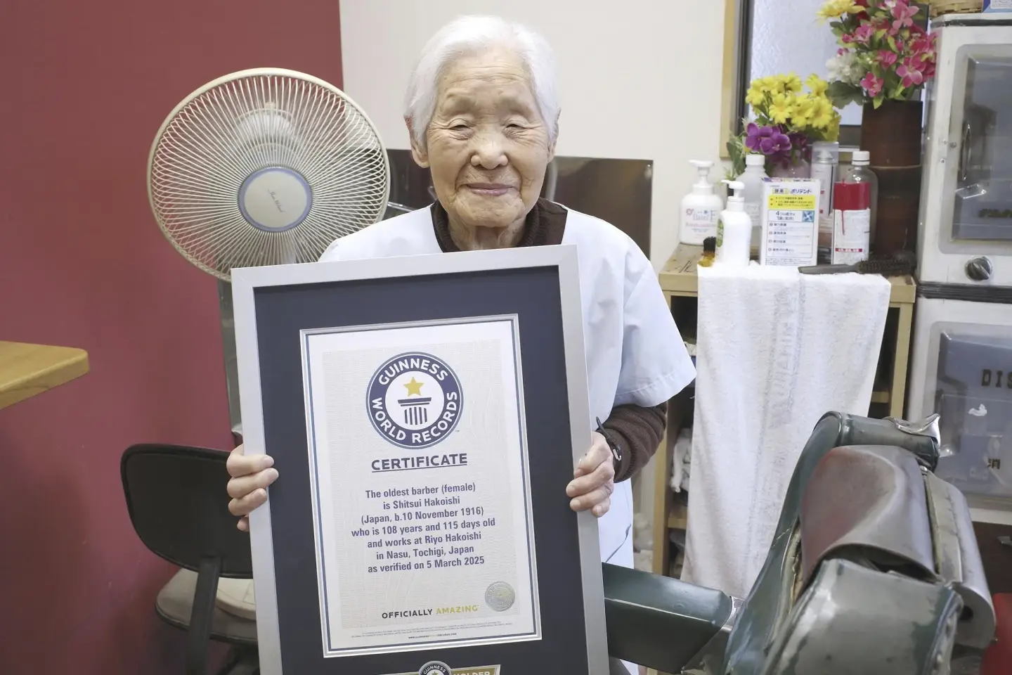 “Nunca esquecerei isto”: japonesa de 108 anos reconhecida como a barbeira mais velha do mundo