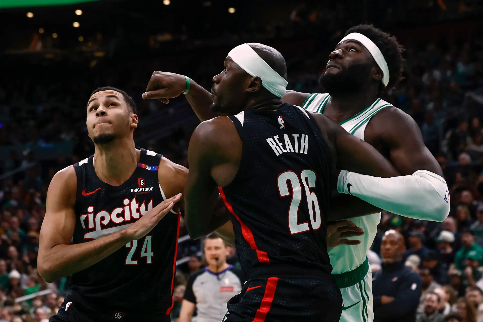 Neemias Queta (à direita), Duop Reath e Kris Murray 