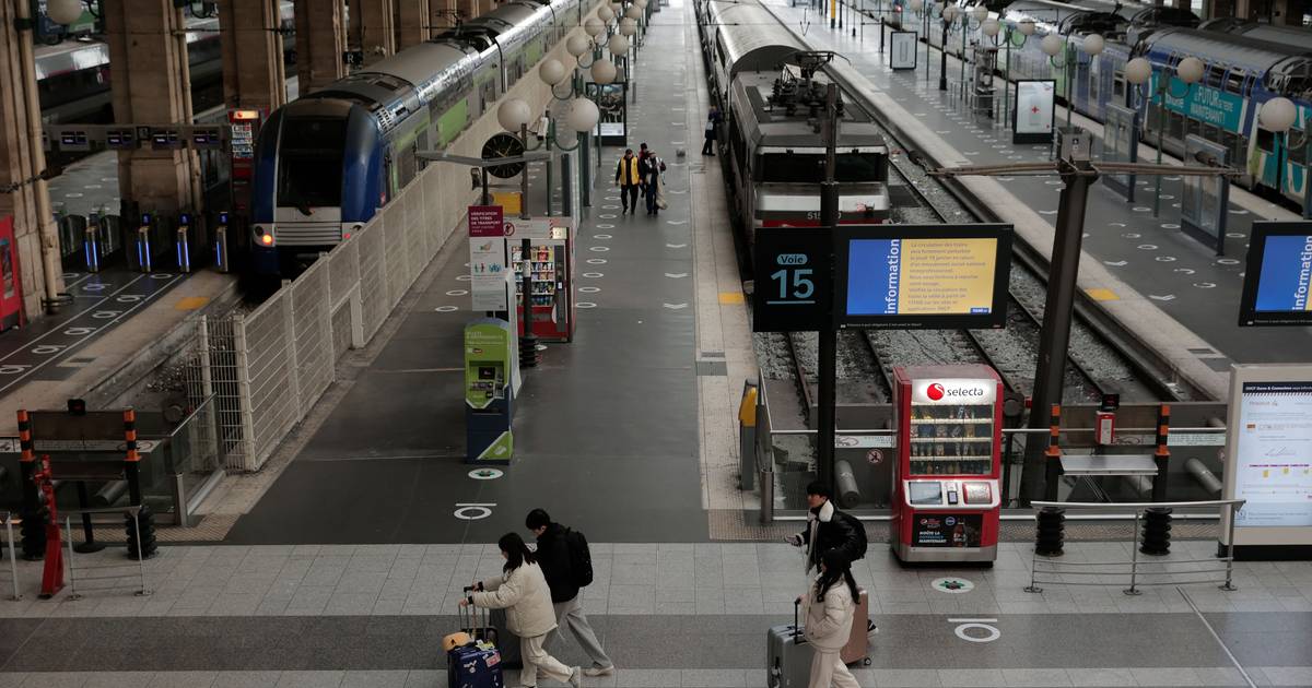 Descoberta de bomba da Segunda Guerra Mundial faz parar comboios em estação de Paris