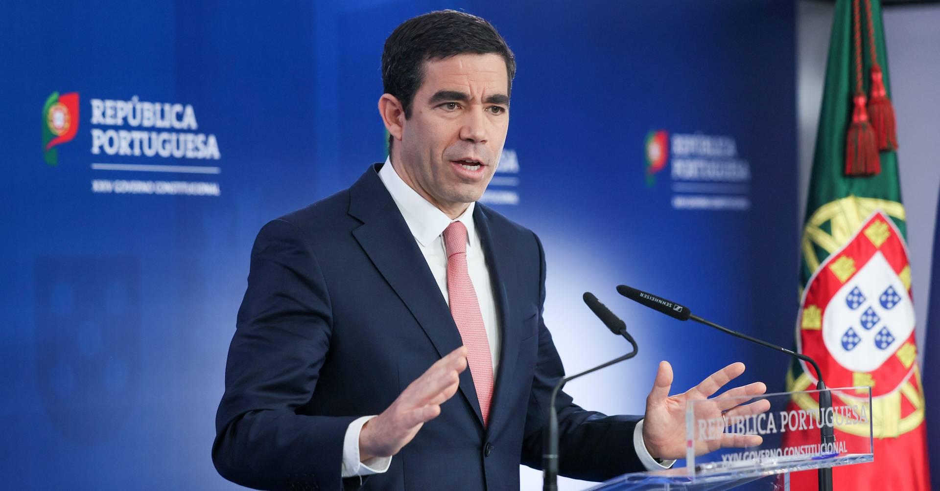 Corrupção em Concursos Públicos: Buscas da PJ Revelam Ligações ao Ministro