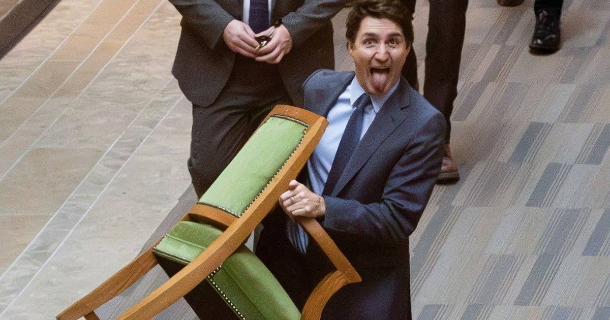 Com a cadeira na mão e a língua de fora, fotografia de Justin Trudeau a saída do Parlamento torna-se viral