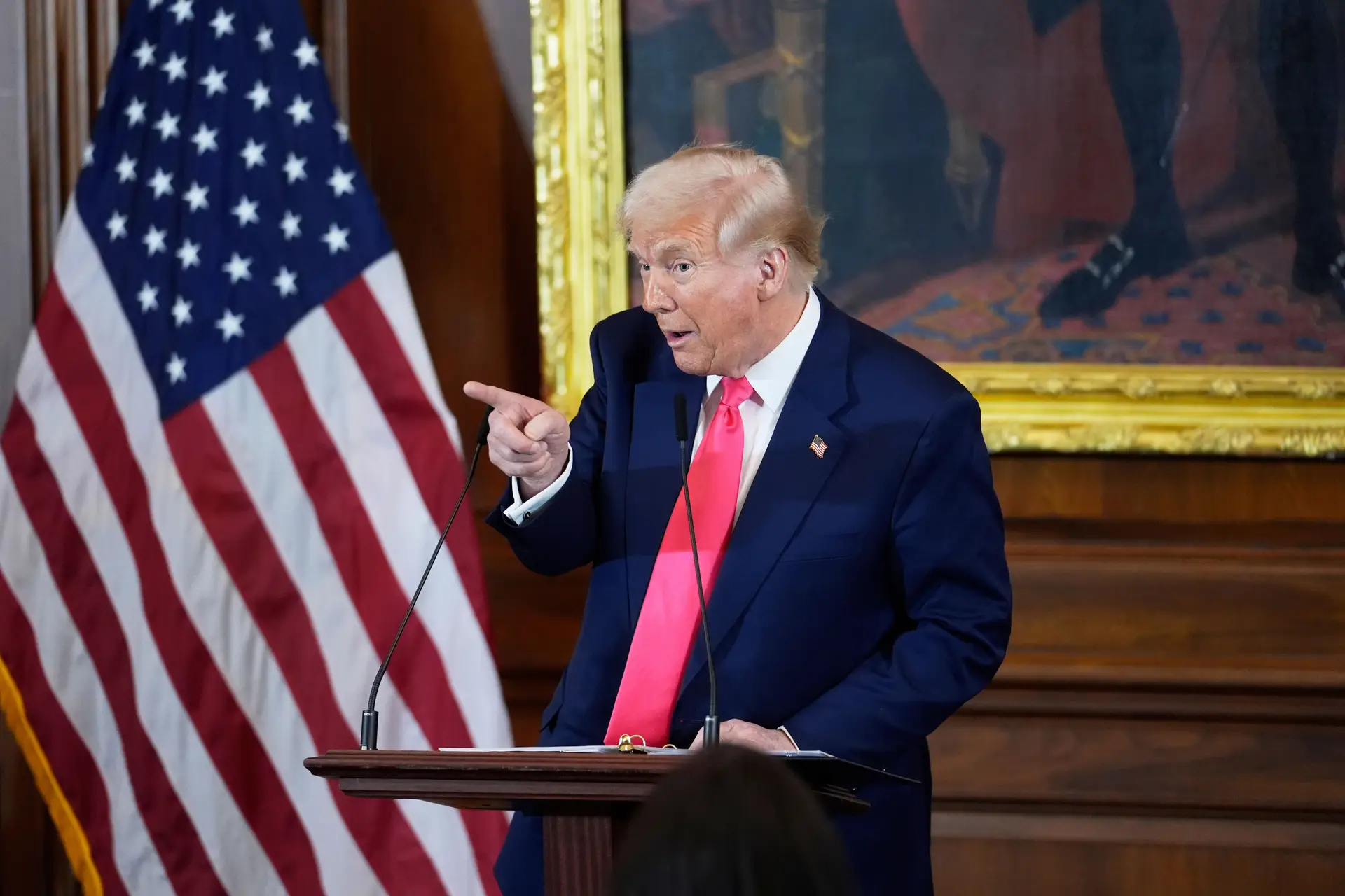 Trump promete responder às tarifas impostas pela UE e diz que vai “ganhar a guerra comercial"
