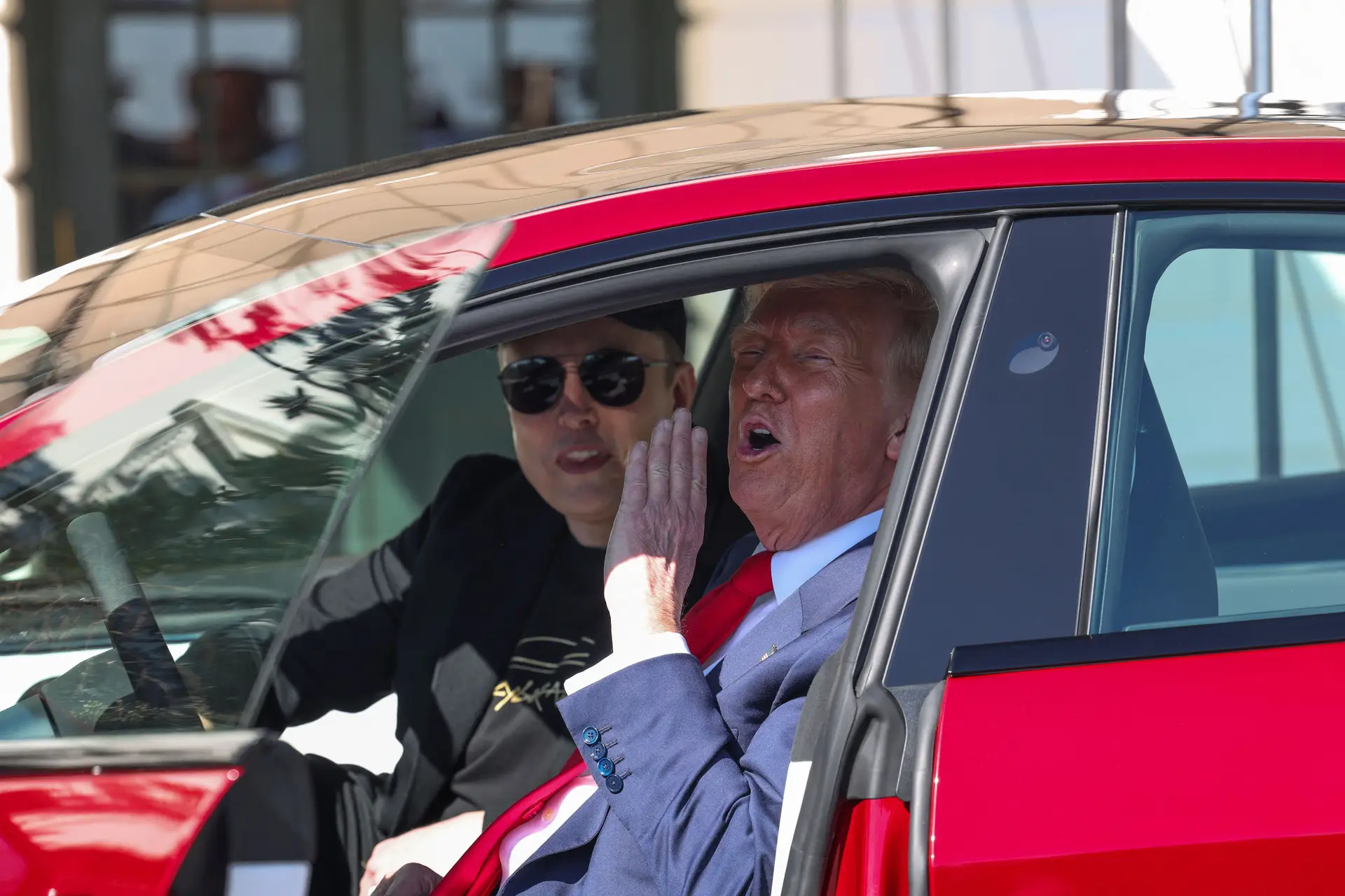 Musk recebe apoio de Trump na Casa Branca e promete duplicar produção da Tesla