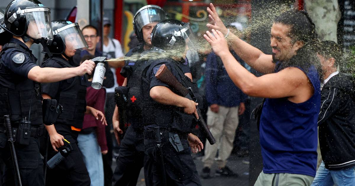 Polícia argentina avança sobre manifestantes em marcha convocada por reformados