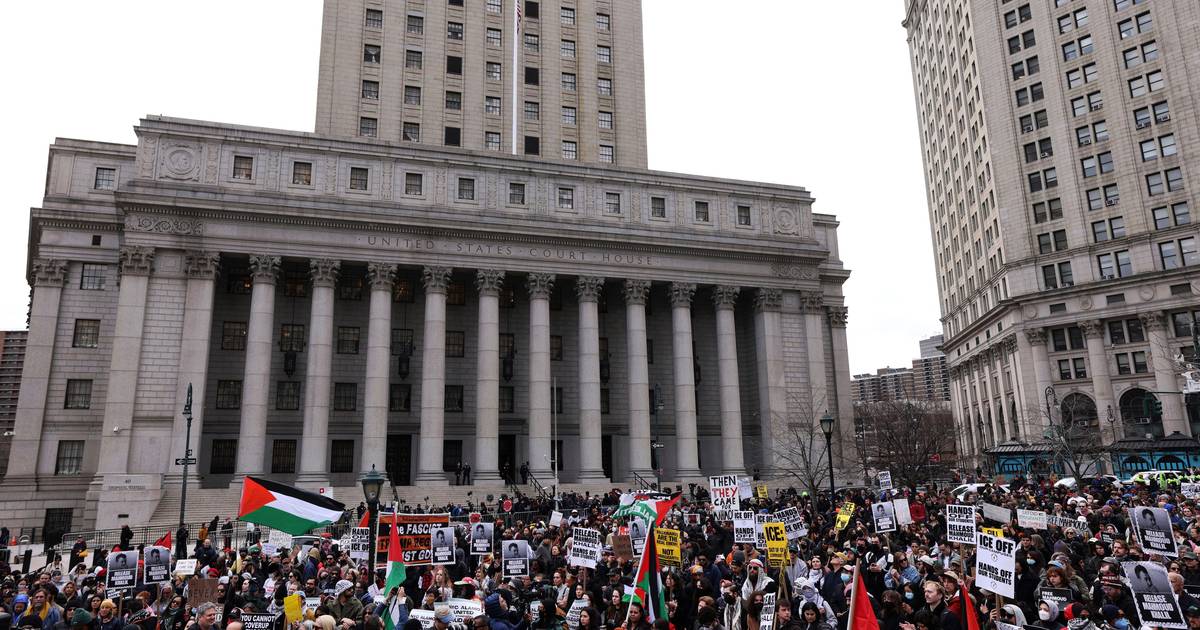 Manifestantes ocupam a Trump Tower para exigir libertação de aluno pró-Palestina