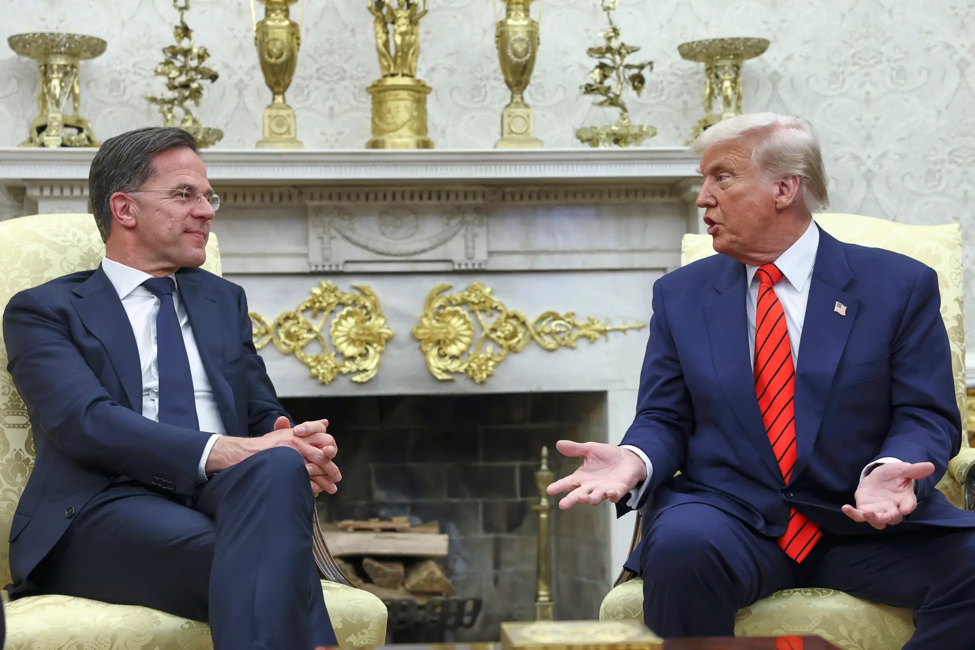 O Presidente dos Estados Unidos, Donald Trump recebe o secretário-geral da NATO, Mark Rutte, na Casa Branca, a 13 de março 2025.