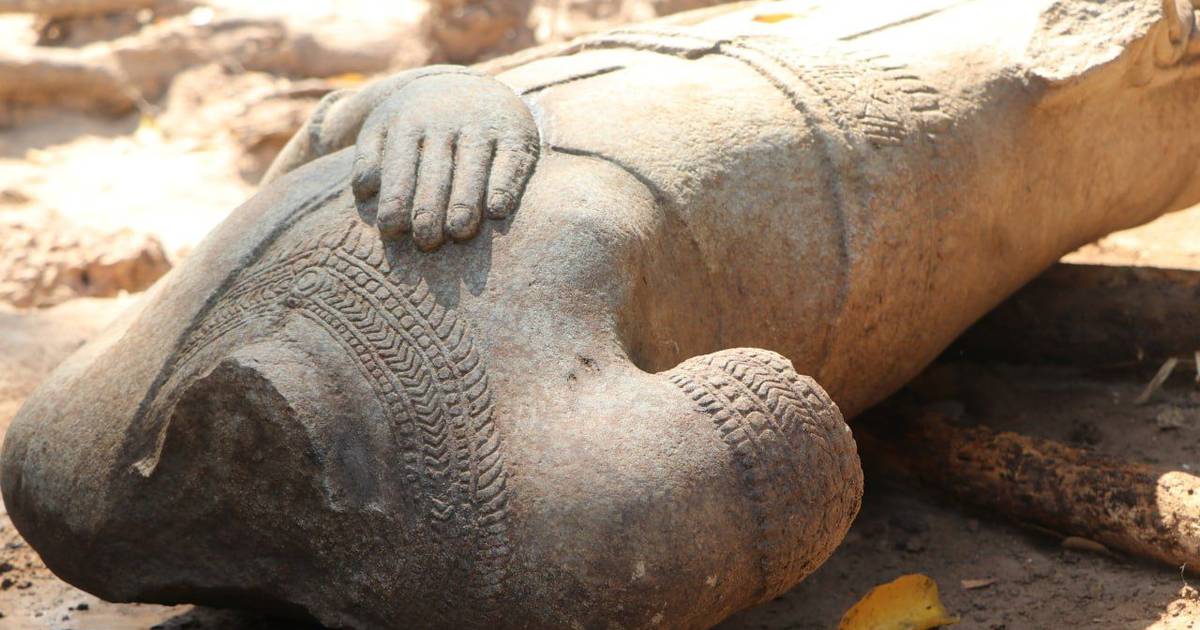 Torso de estátua de Buda encontrado no complexo de templos no Camboja