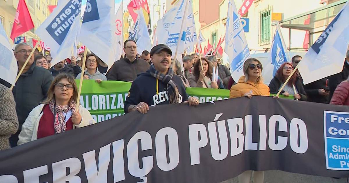 Trabalhadores do setor público manifestaram-se junto à residência oficial do primeiro-ministro