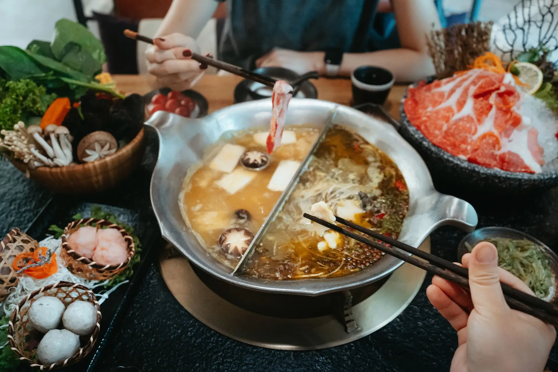 Panela de 'hot pot', um prato tradicional chinês. 