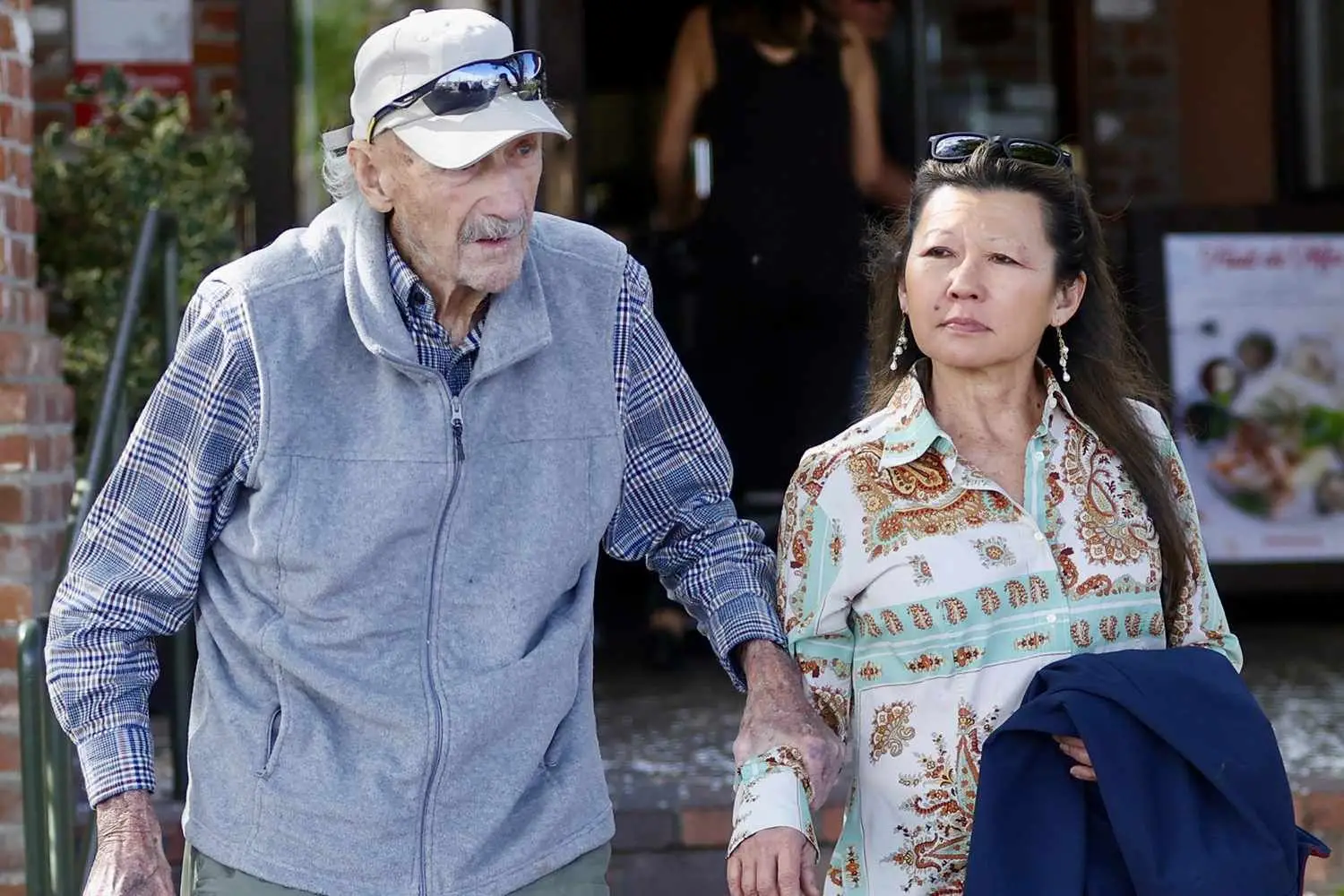 O ator Gene Hackman e a mulher Betsy Arakawa foram vistos em público pela última vez, a sair de um restaurante em Santa Fé, nos Estados Unidos, em 2024.
