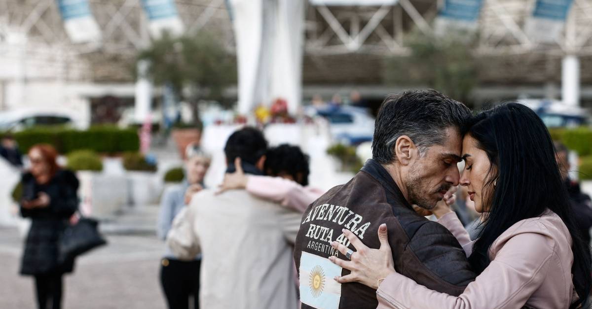 Dezenas de pessoas dançam o tango à porta do hospital para homenagear o Papa Francisco