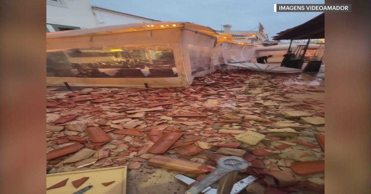 Telhas partidas e mesas tombadas: vento forte faz estragos junto à Praia dos Pescadores em Albufeira