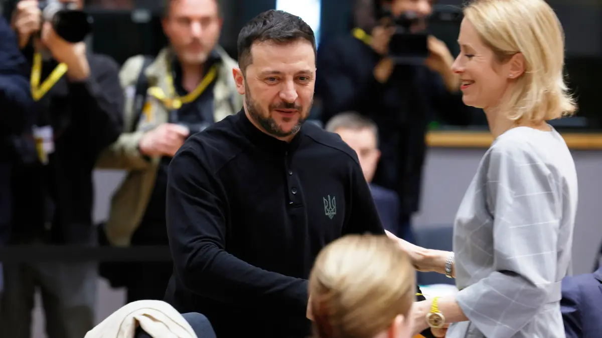 O Presidente da Ucrânia, Volodymyr Zelenskyy, ao centro, fala com a chefe da diplomacia da União Europeia, Kaja Kallas.