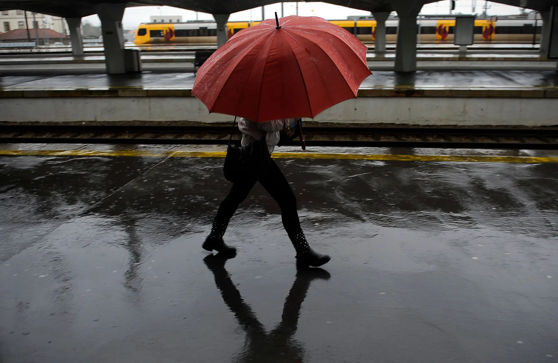Fim de semana é de chuva e há oito distritos sob aviso amarelo