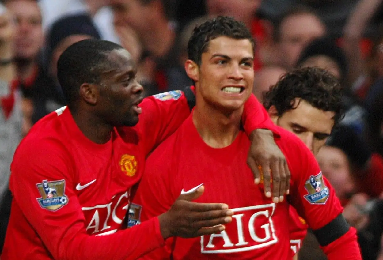 Louis Saha com Cristiano Ronaldo numa partida do Man. United em 2007