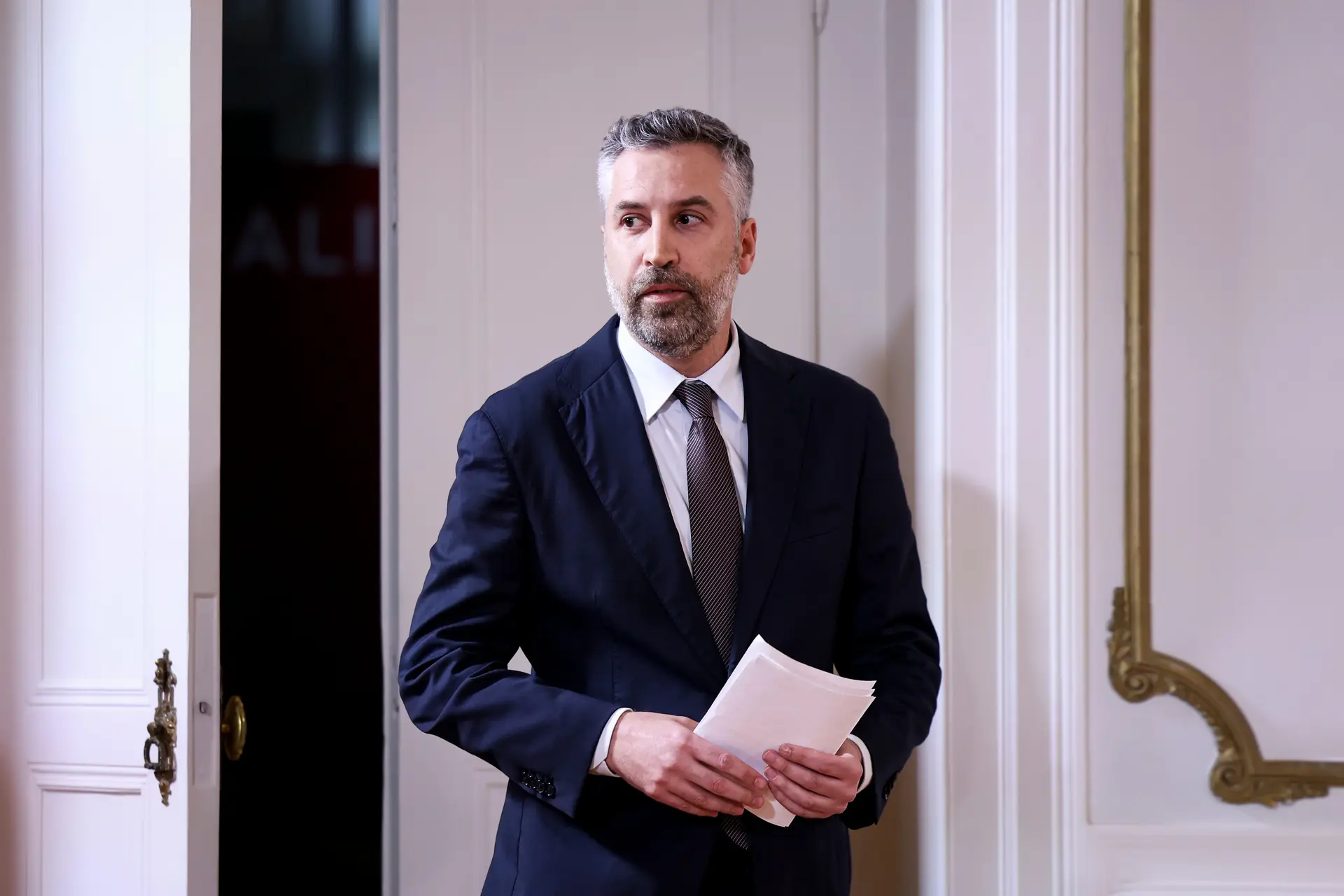 O secretário-geral do PS, Pedro Nuno Santos, faz uma declaração à comunicação social