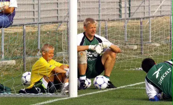 Peter Schmeichel, na altura 'guardião' do Sporting, com o filho Kasper