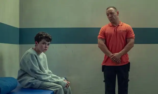 Owen Cooper (esquerda) e Stephen Graham (direita) na minissérie "Adolescência" disponível na plataforma de streaming Netflix.