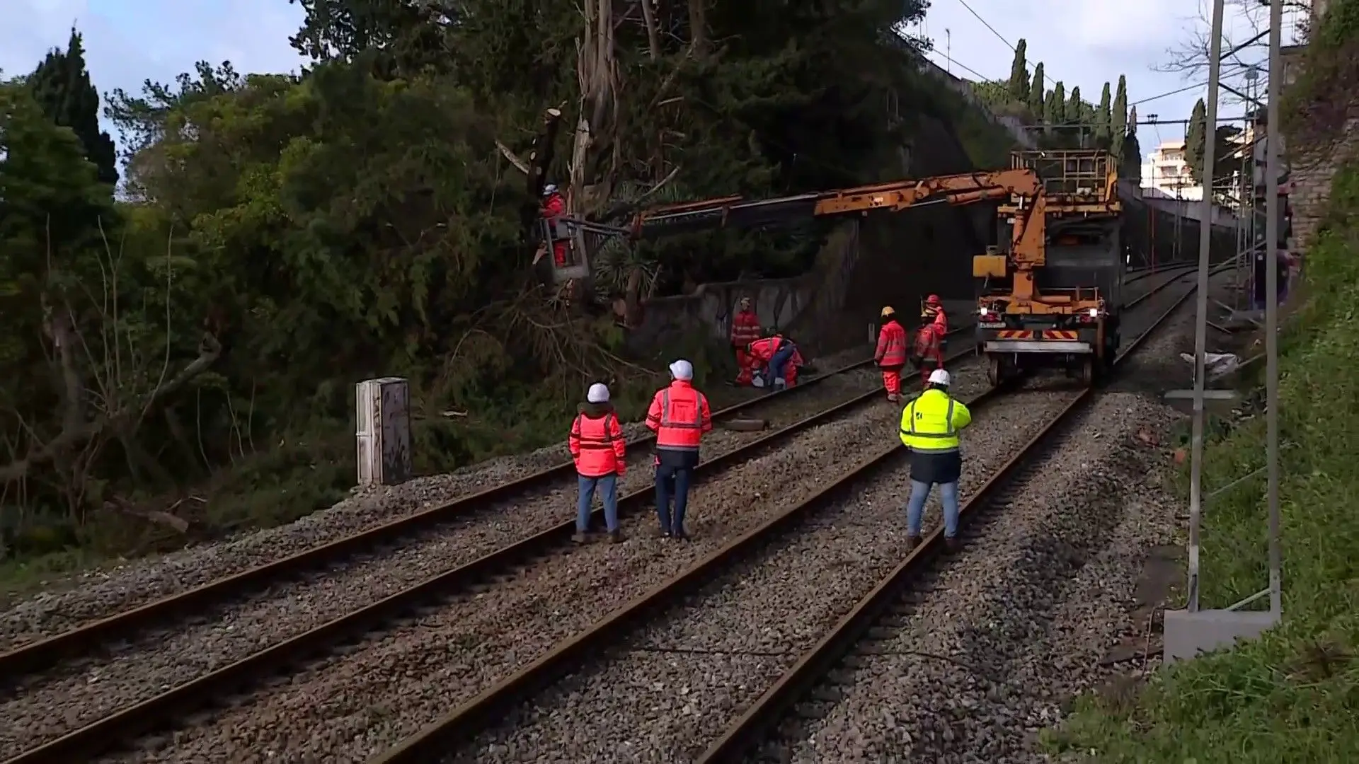 Circulação de comboios interrompida (durante a noite) entre Oeiras e Cascais