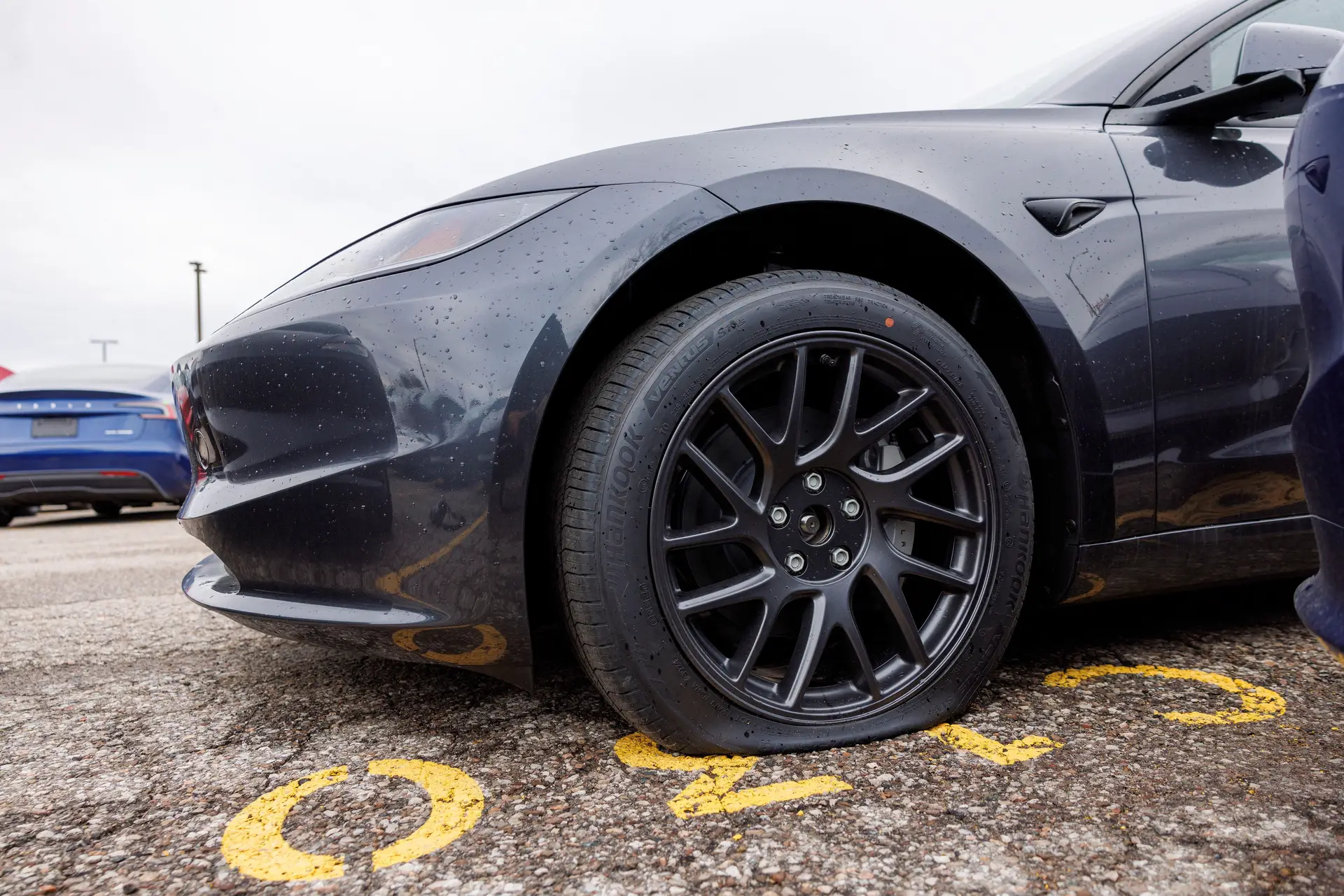 Dezenas de veículos Tesla vandalizados no Canadá em ações de protesto contra Trump e Musk