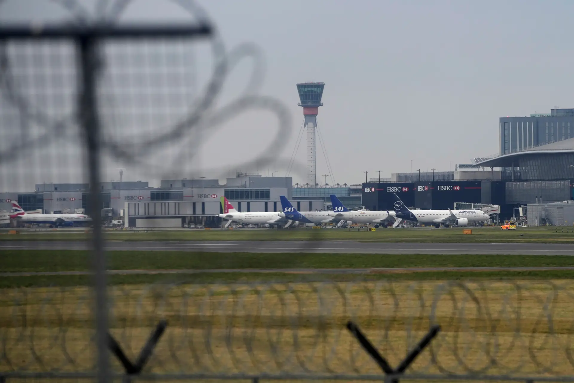 Heathrow: Conocido sobre el incendio que congeló el aeropuerto e influyó en miles de pasajeros