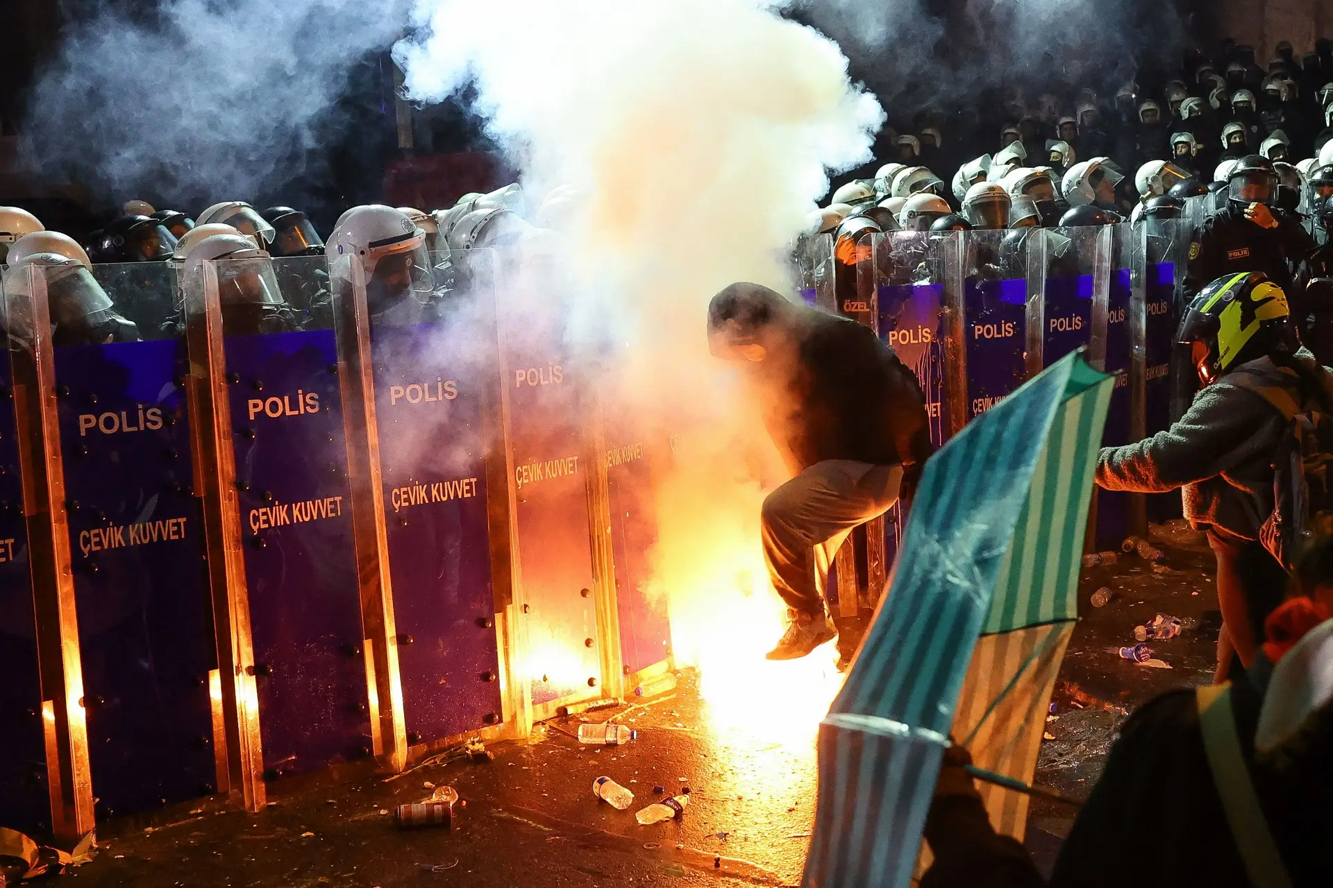 Polícia turca e manifestantes em confronto durante protesto contra prisão do principal opositor de Erdogan
