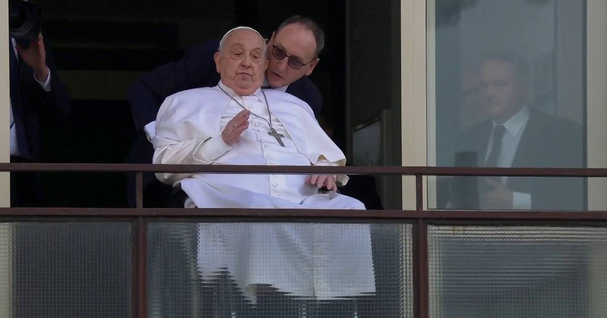 Papa abençoa fiéis da janela do Hospital Gemelli, em Roma