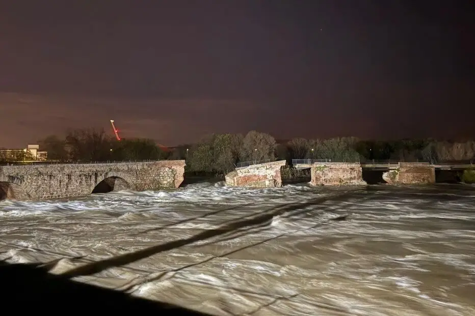 Cheias no Tejo: subida do rio faz cair parte de ponte romana em Espanha