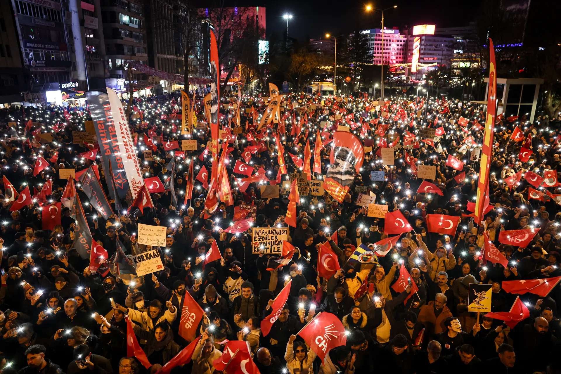 Protestos, detenções e uma forte oposição: o que está a levar milhares de pessoas a sair à rua na Turquia