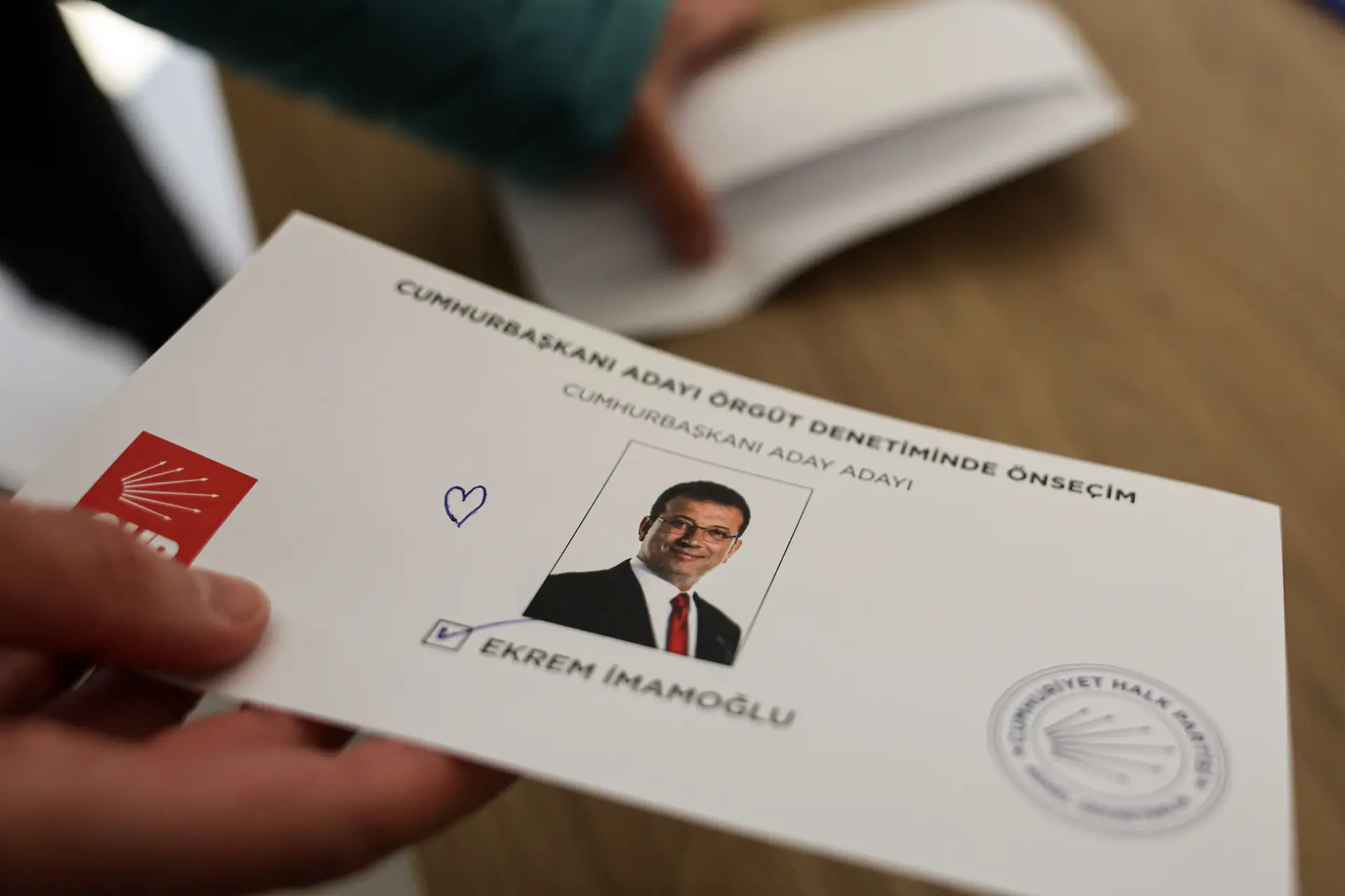 Mais de 50 pessoas detidas na Turquia em investigação sobre presidente da Câmara de Istambul