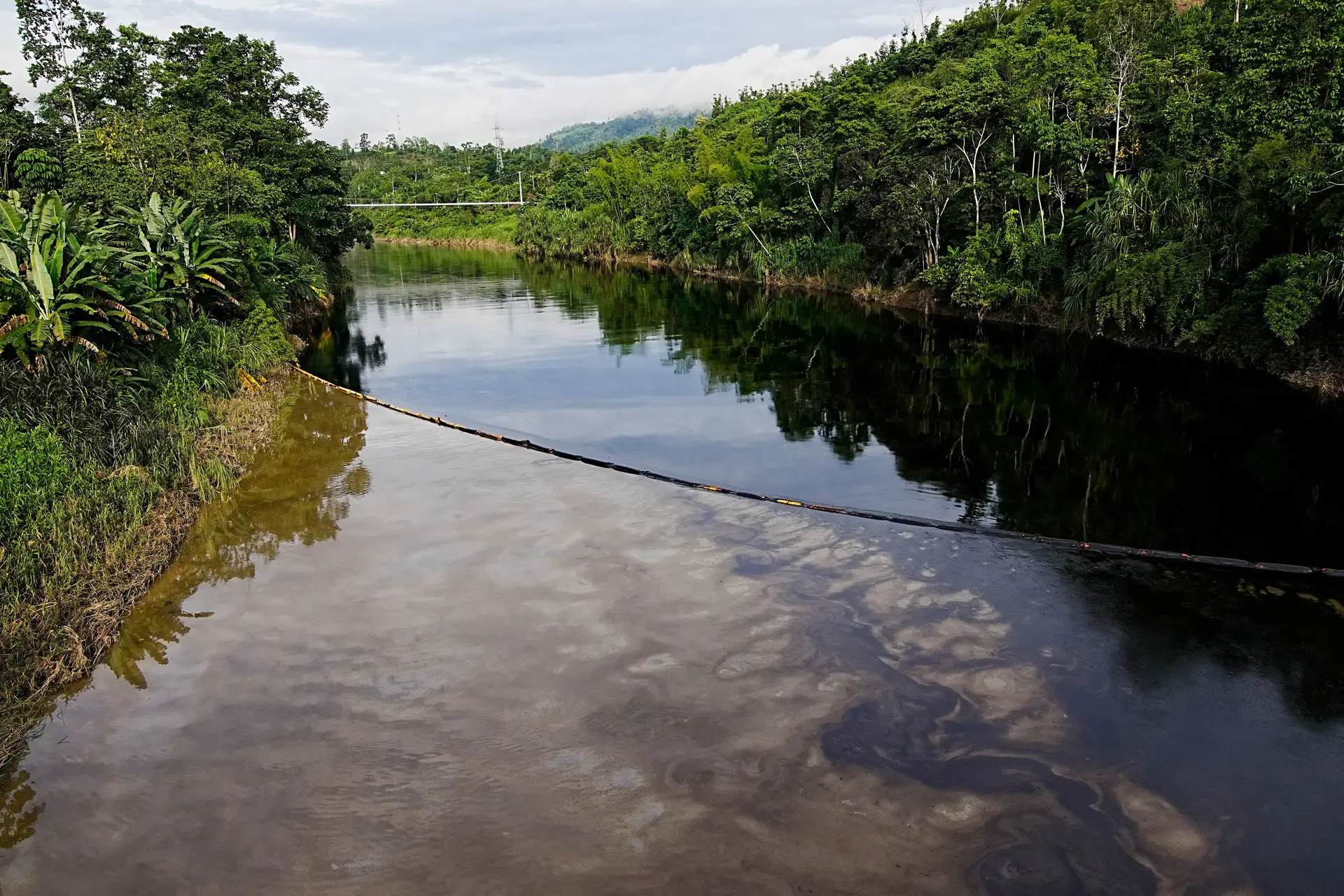 O rio Viche, poluído por um derrame de petróleo causado por um oleoduto danificado, em Esmeraldas, Equador