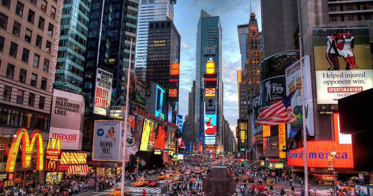 Donna sparata dalla polizia a Times Square dopo aver accoltellato due persone