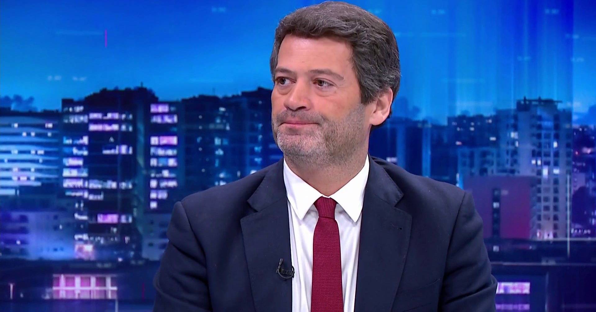 "Era o que faltava": André Ventura recusa-se a tirar cartazes polémicos e rejeita acordo com Luís Montenegro