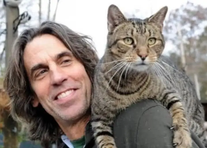 Fundador de santuário de animais morre ao tentar salvar centenas de gatos em incêndio