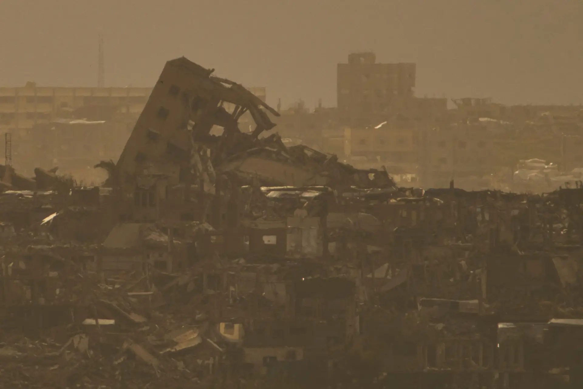 Israel expande ofensiva para 'controlar vastas áreas' em Gaza