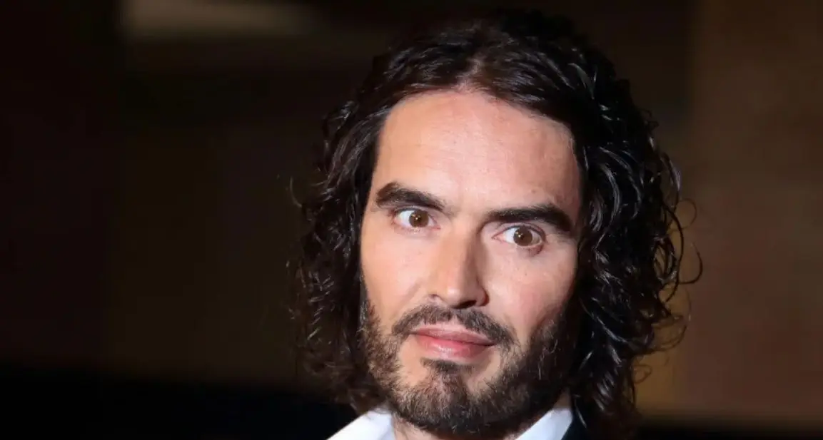 Ator e comediante Russell Brand acusado de violação, abuso sexual e atentado ao pudor